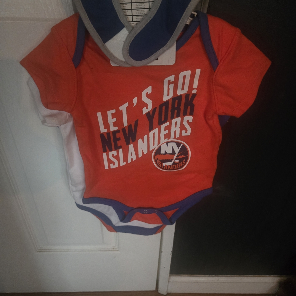 NHL New York Islanders Onesies And Bib Set